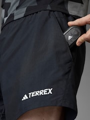 شورت متعدد الاستخدامات من adidas Terrex - صورة 9 من 10