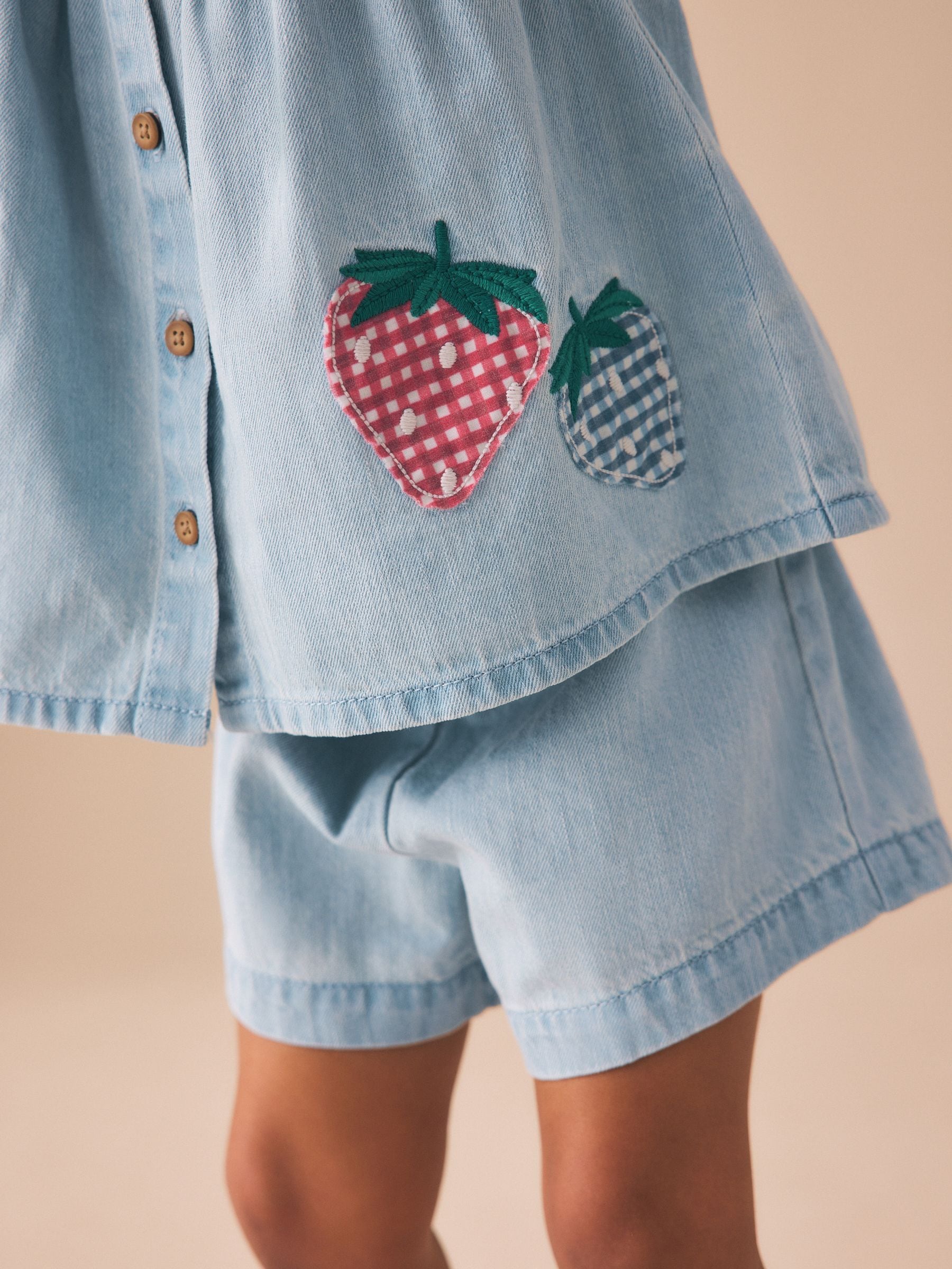 Next：日本 ストロベリー刺繍入りデニム - ブラウス＆ショートパンツ