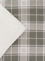 Wylder Green or Natural Braemar Sherpa Tartan Fleece Throw - Image 5 of 5