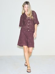 Schokoladenbraunes Muschelmuster - Gehäkeltes Kurzarmhemd mit offenem Kragen - Bild 3 von 8