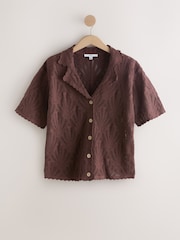 Schokoladenbraunes Muschelmuster - Gehäkeltes Kurzarmhemd mit offenem Kragen - Bild 6 von 8