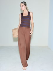 بني شوكولاتة/مخطط أزرق - بلوزة بدون أكمام محبوكة بحواف كروشيه - صورة 2 من 7