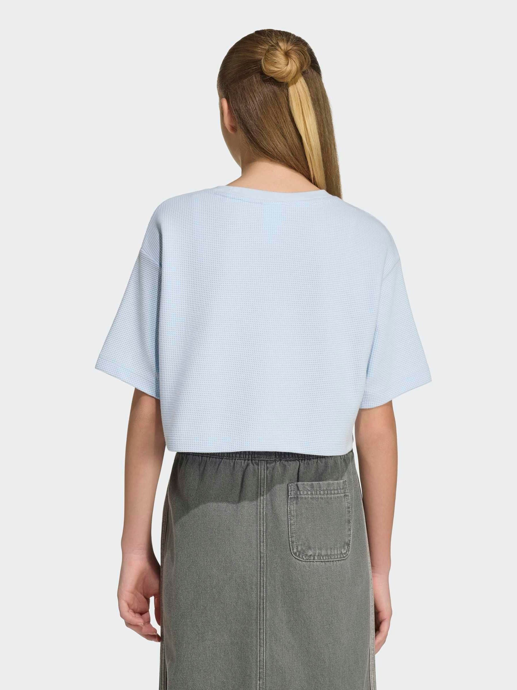 Next：日本 ブルー - adidas Originals クロップド ワッフル Tシャツ