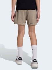 棕色 - adidas Essentials Climacool 兒童短褲 - 圖片 3，共 5