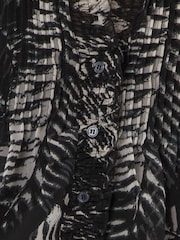 Religion Carolina Shirt With Frill Collar In Monochrome Leaf Print - Imagen 4 de 7