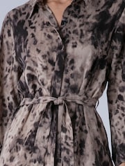 فستان قميص تونيك Isabel مع ربطة عنق على الخصر وجيوب من Religion - Image 6 of 8