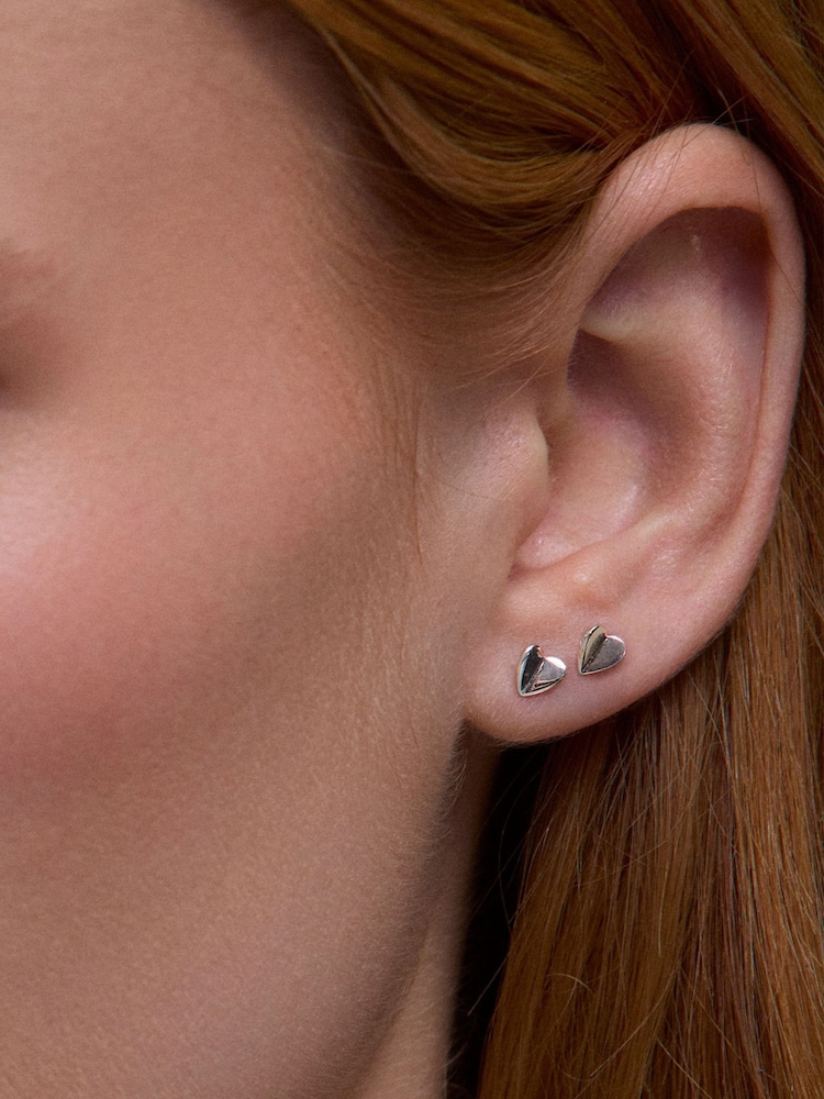 Dinny Hall Plated Bijou Folded Heart Studs Earrings - Obraz 1 z 3