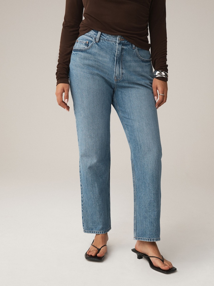 دنيم أزرق فاتح - Hourglass Classic High Rise Straight Jeans - Image 2 of 6 دنيم أزرق فاتح - Hourglass Classic High Rise Straight Jeans - Image 2 of 6