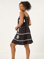 Vestido Roman Petite com detalhes em camadas e tiras finas - Imagem 2 de 5