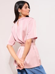 Rosa - Friends Like These Kortermet Bluse med Knust Satengspenne - Bilde 2 av 4