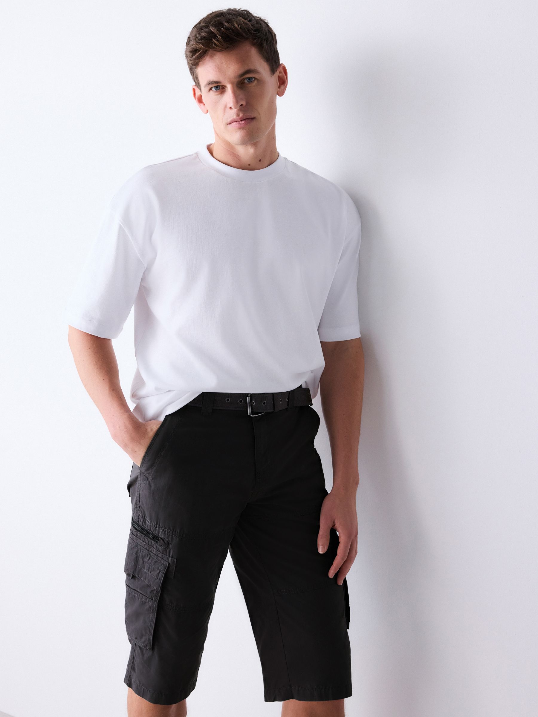 Next：日本 ブラック - ロング丈ベルト付きカーゴ ショートパンツ from