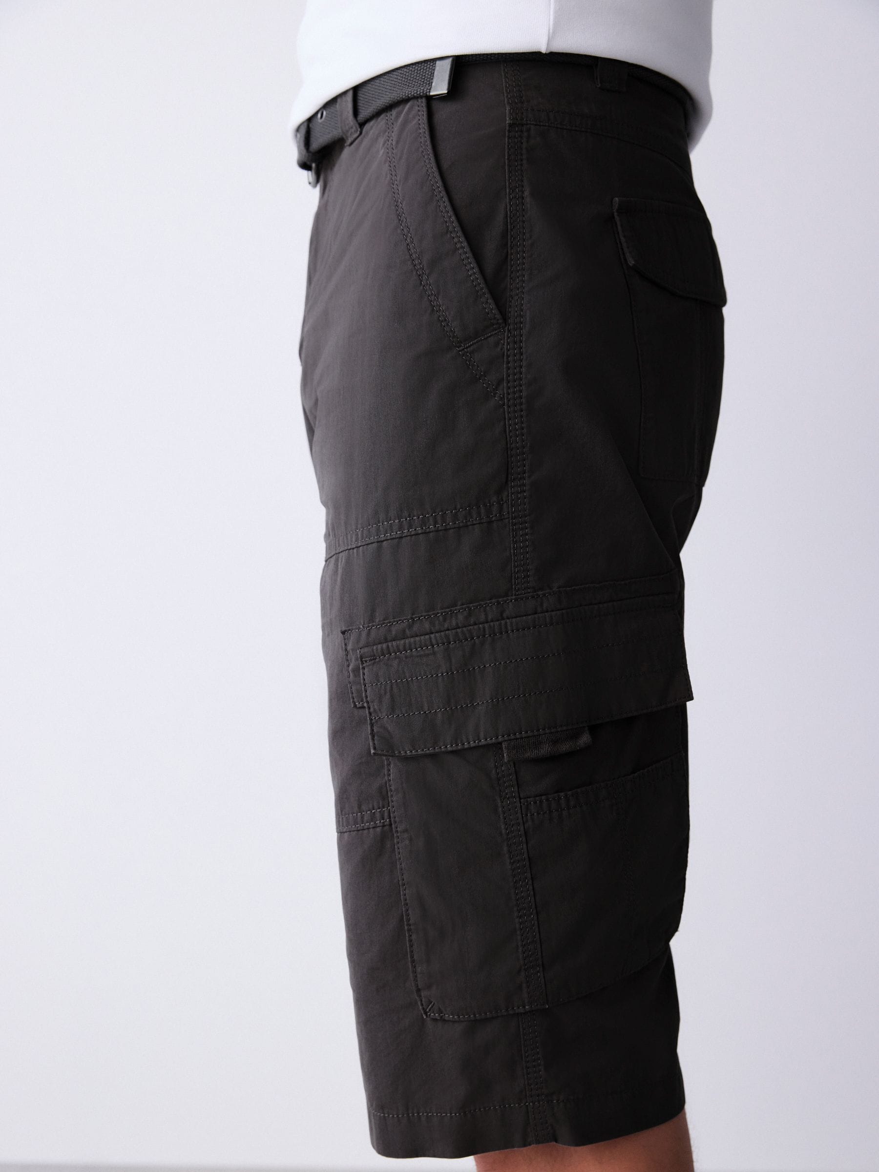 Next：日本 ブラック - ロング丈ベルト付きカーゴ ショートパンツ from