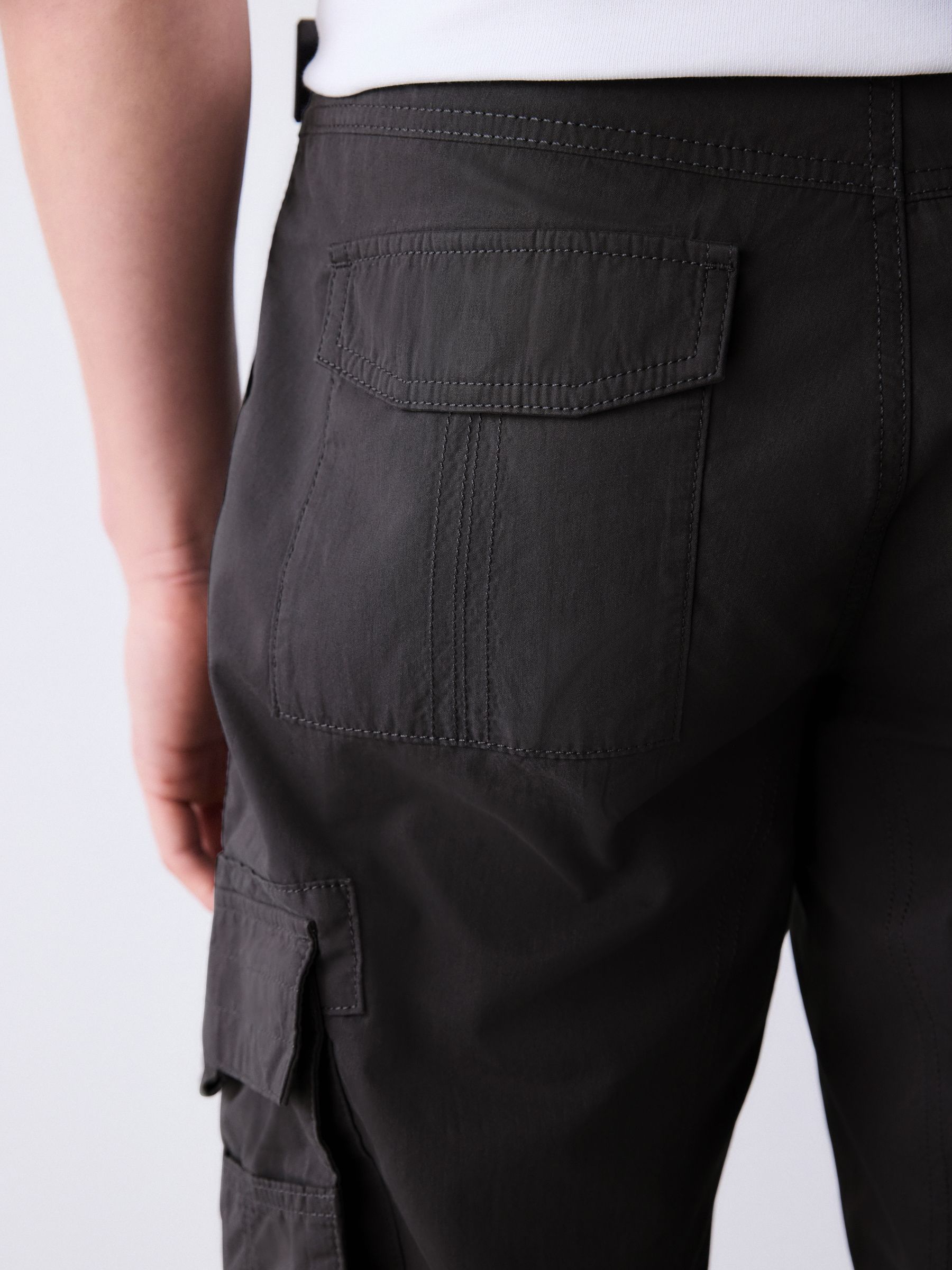 Next：日本 ブラック - ロング丈ベルト付きカーゴ ショートパンツ from