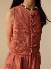 بني مائل للأحمر - Textured Appliqué Waistcost Shorts Set (3-16yrs) - Image 4 of 10