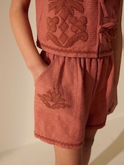 بني مائل للأحمر - Textured Appliqué Waistcost Shorts Set (3-16yrs) - Image 5 of 10