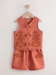 بني مائل للأحمر - Textured Appliqué Waistcost Shorts Set (3-16yrs) - Image 6 of 10