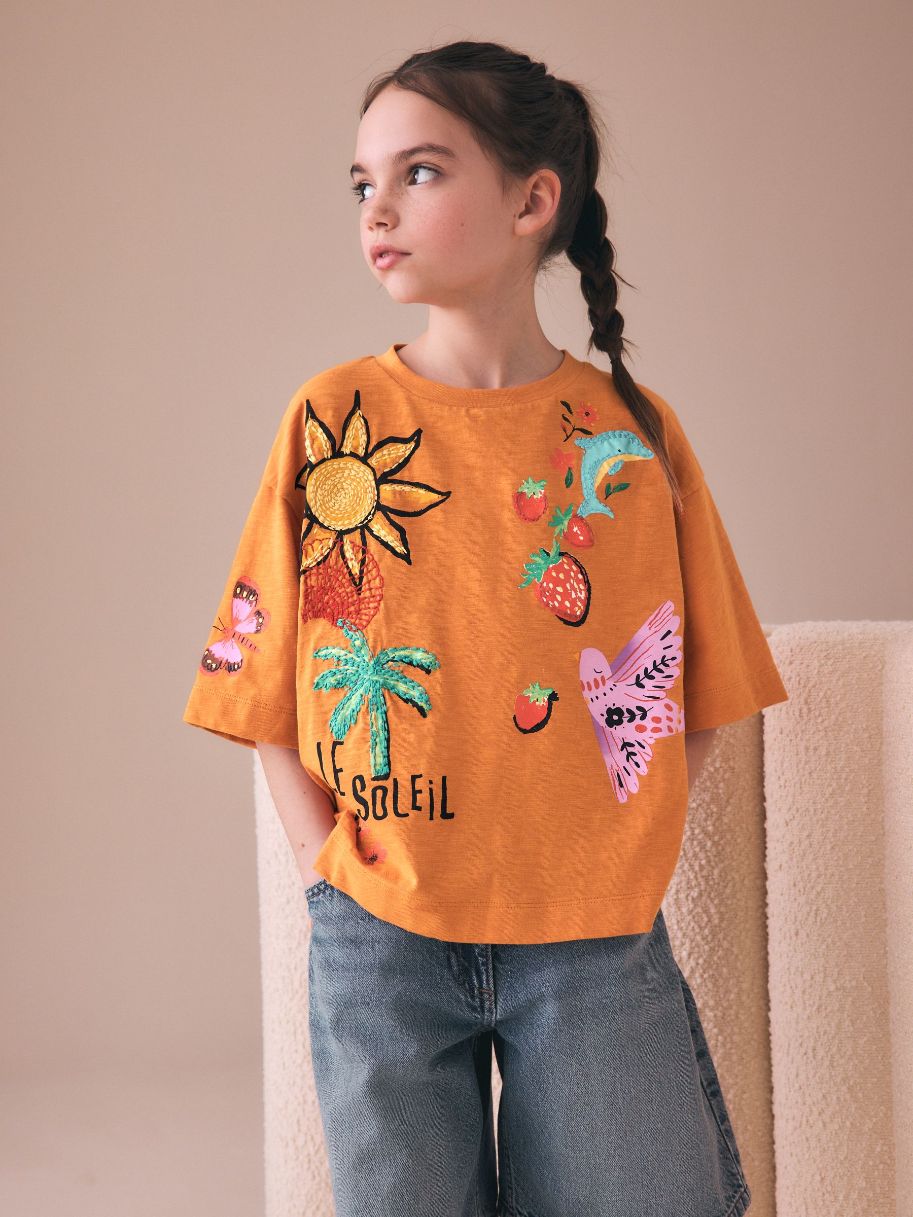 Next：日本 オレンジ・ソレイユ - 刺繍オーバーサイズボクシー Tシャツ