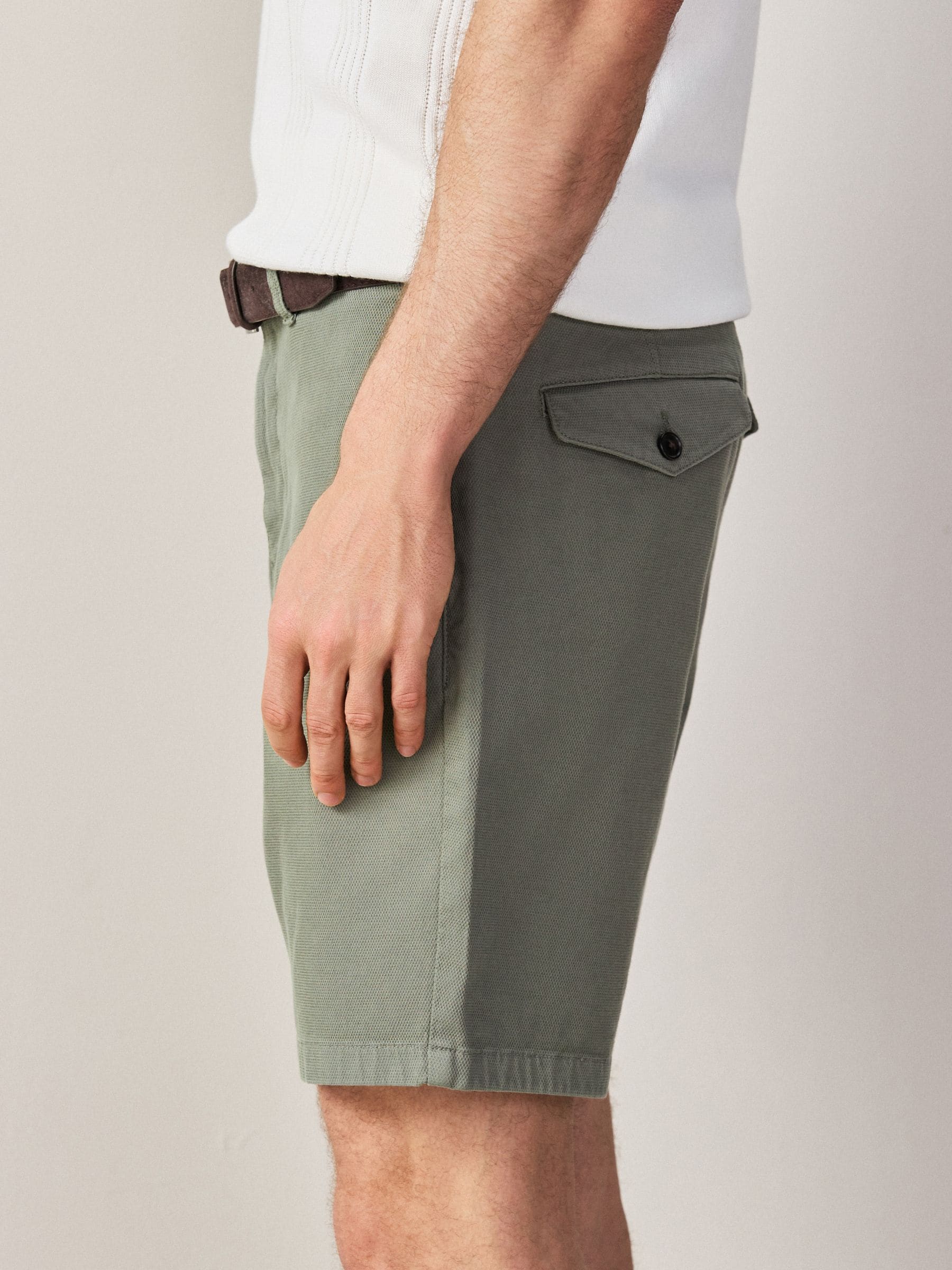 Comprar Verde cáqui - Faux Suede Belted 7 Inch Chino Shorts from