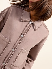Friends Like These Short Collared Stitch Detail Denim Jacket - תמונה 2 מתוך 4
