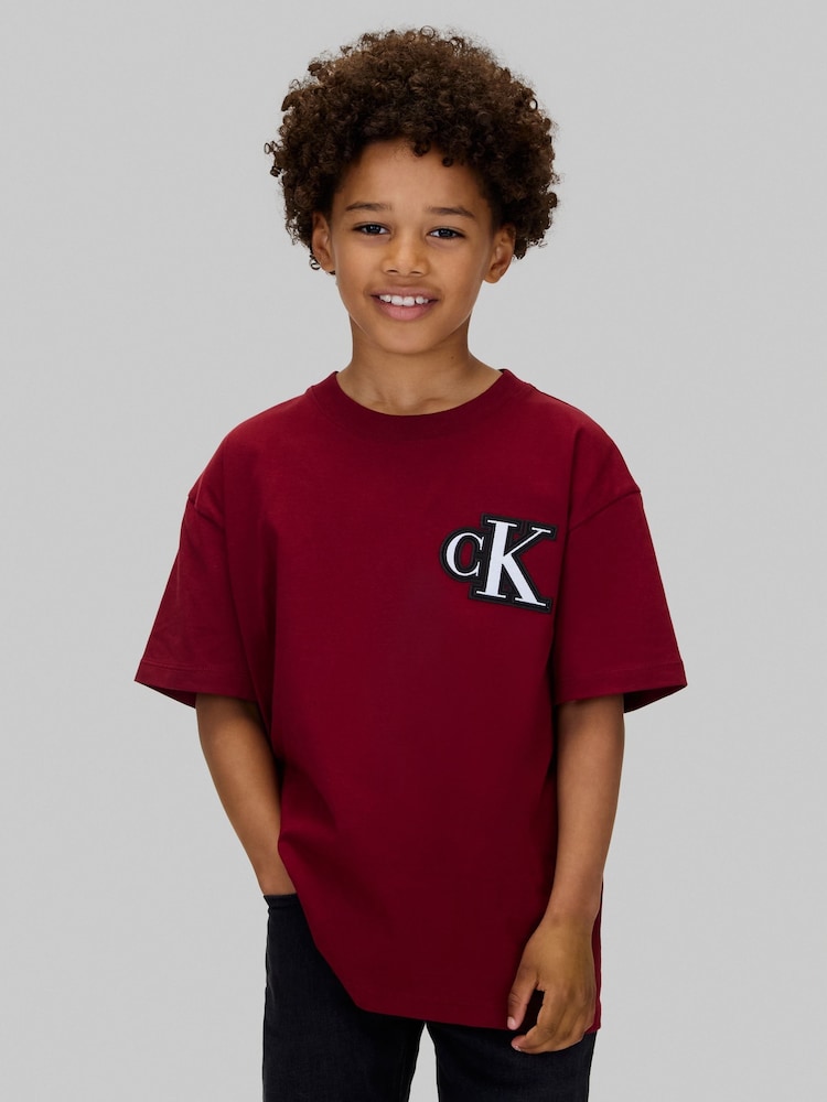 تي شيرت بطبعة شعار الماركة من Calvin Klein - صورة 1 من 5 تي شيرت بطبعة شعار الماركة من Calvin Klein - صورة 1 من 5