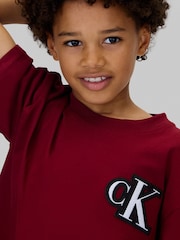 تي شيرت بطبعة شعار الماركة من Calvin Klein - صورة 4 من 5