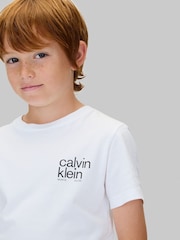 تي شيرت بطبعة شعار الماركة من Calvin Klein - صورة 4 من 5