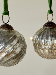 Nkuku Aged Nickel Adoya Christmas Baubles - Image 2 of 5