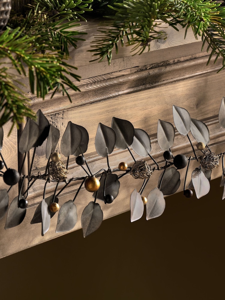 Nkuku Antique Brass Ishana Christmas Garland - Image 2 of 5 Nkuku Antique Brass Ishana Christmas Garland - Image 2 of 5