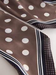 Marrón de lunares  - Detail Scrunchie Scarf - Imagen 4 de 4