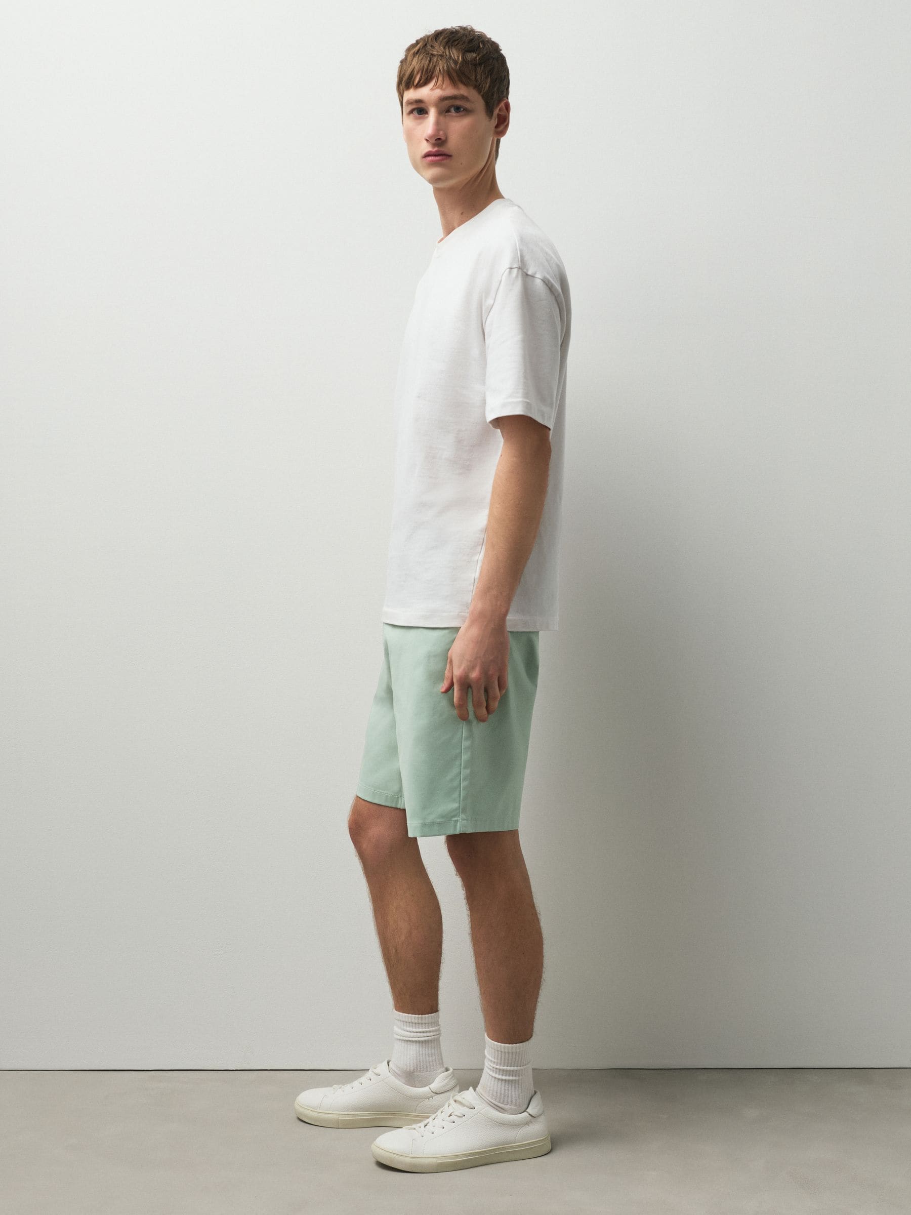 Cumpără Verde lumină - Croi drept - Pantaloni scurți stretch chino