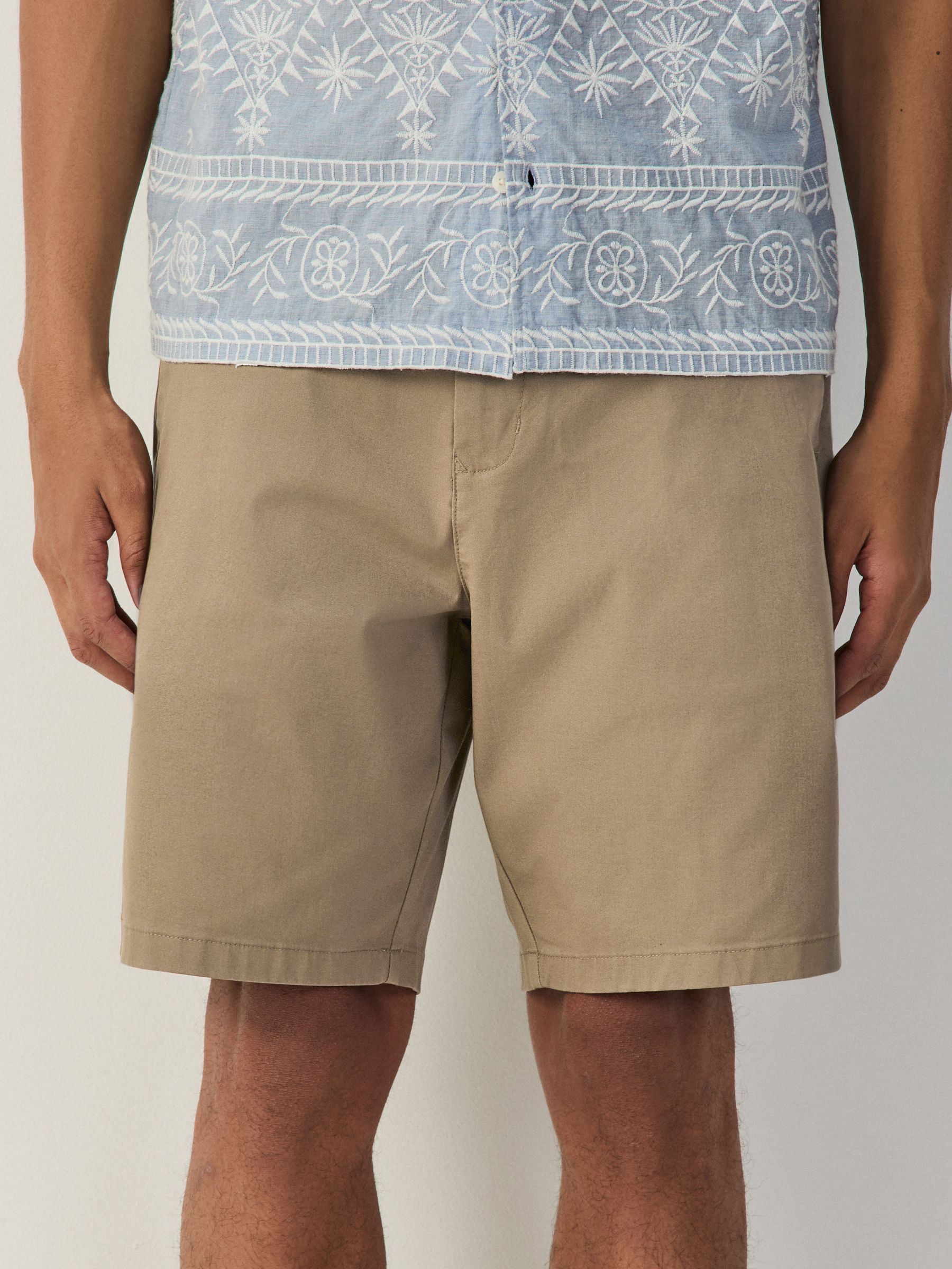 新品　ゴルフィッカーズ ストレッチ・チノショーツ ブラウン　Lサイズ Buy Brown Light Relaxed Fit Stretch Chino Shorts from Next USA