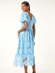 Roman Premium Crochet Lace Midi Dress - Imagem 4 de 5