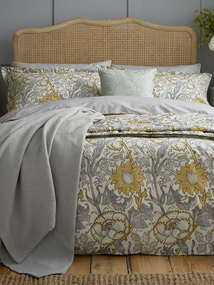 Morris & Co Grey Pink And Rose Cotton Quilted Bedspread - Image 2 of 4
