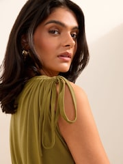 Verde oliva - Friends Like These V-Neck Shirred Waist Jersey Maxi Dress - Imagen 2 de 4