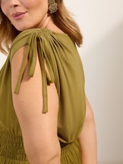 أخضر زيتوني - فستان ماكسي بخصر مزين وياقة حرف V من الجيرسي من Friends Like These - Image 2 of 4