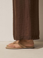 זמש חום בהיר - Forever Comfort® Round Toe Leather Thong - תמונה 5 מתוך 9