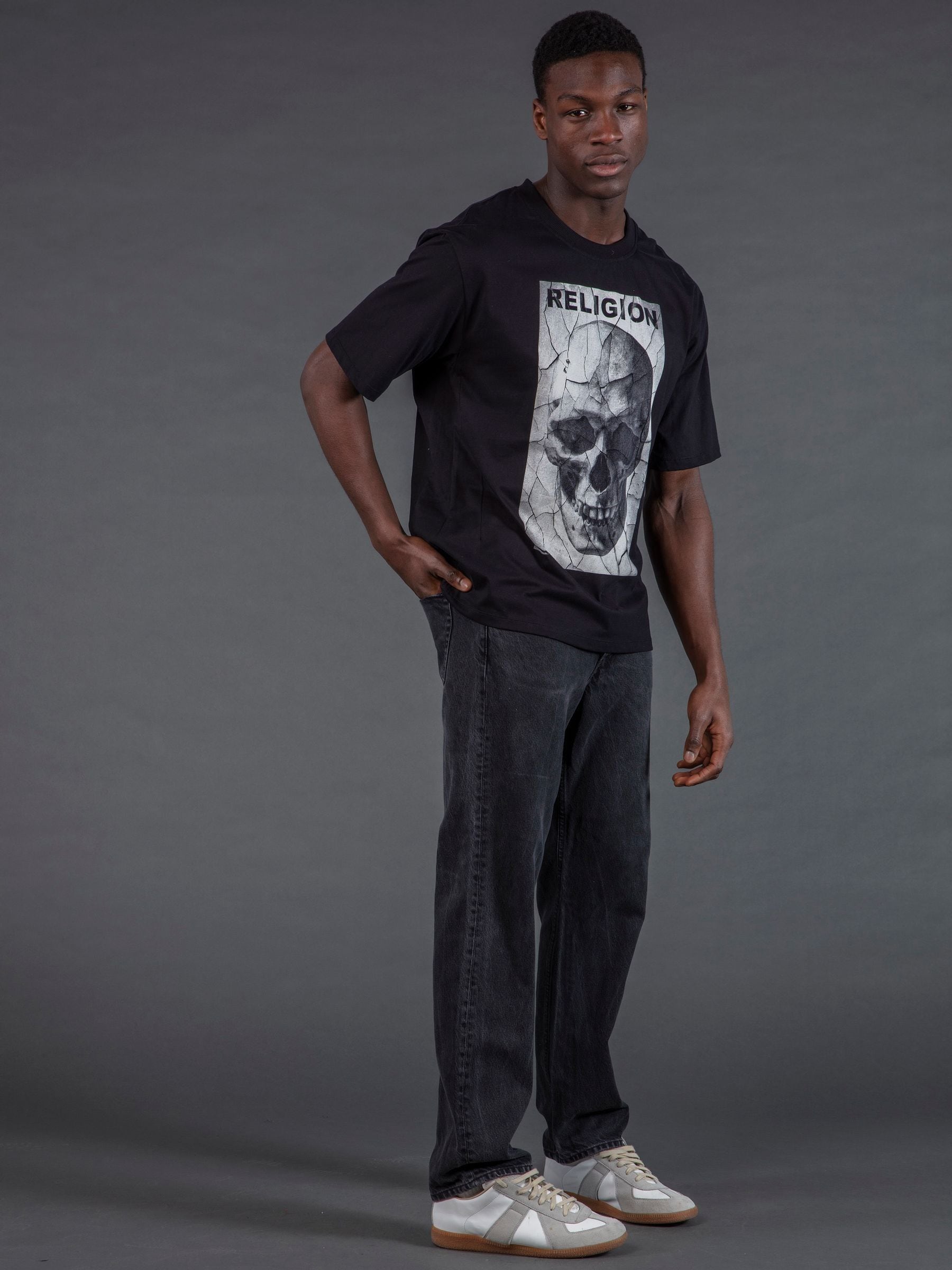 Next：日本 ブラック - Religion クラック Tシャツ from Next Japan