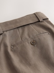 Marrón - Pantalones de vestir de corte relajado, confeccionados en mezcla de algodón y lino, con Self Fabric Belt. - Imagen 7 de 8
