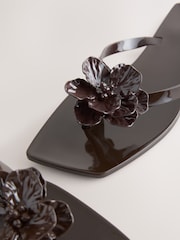 チョコレートブラウン - ビーチフラワートリム スクエアトゥ ビーチサンダル - 画像 6 / 7