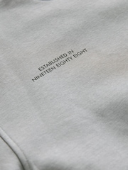 Baker by Ted Baker grått, overdimensjonert sett med grafisk genser og joggebukser - Bilde 13 av 17