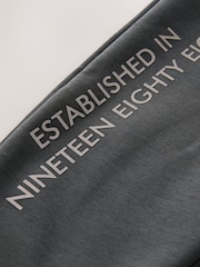 Baker by Ted Baker grått, overdimensjonert sett med grafisk genser og joggebukser - Bilde 17 av 17