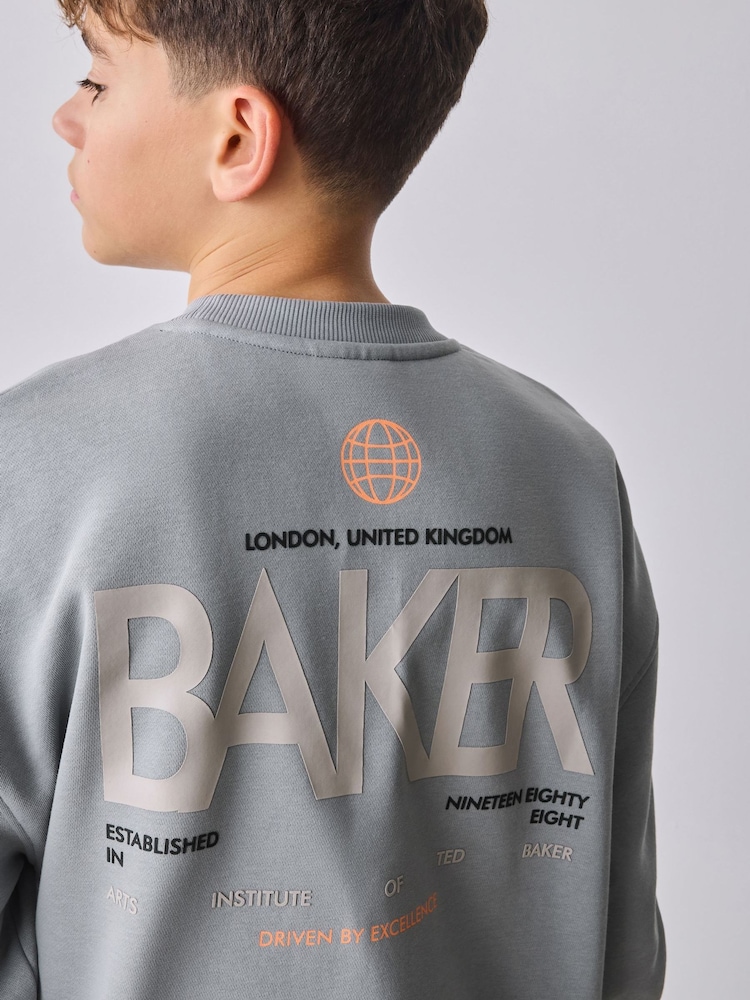 طقم سويت شيرت بطبعة غرافيكية وبنطلون رياضي بقصّة واسعة باللون الرمادي من Baker by Ted Baker - صورة 18 من 18