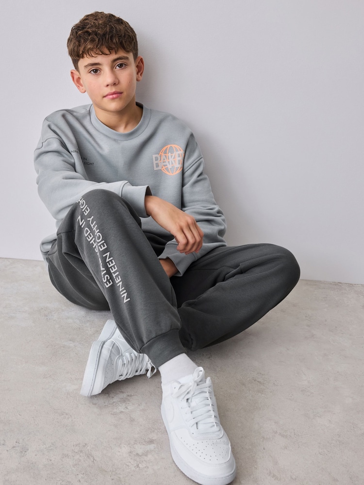 Baker by Ted Baker grått, overdimensjonert sett med grafisk genser og joggebukser - Bilde 2 av 17