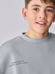 Baker by Ted Baker grått, overdimensjonert sett med grafisk genser og joggebukser - Bilde 6 av 17