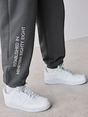 Baker by Ted Baker grått, overdimensjonert sett med grafisk genser og joggebukser - Bilde 7 av 17