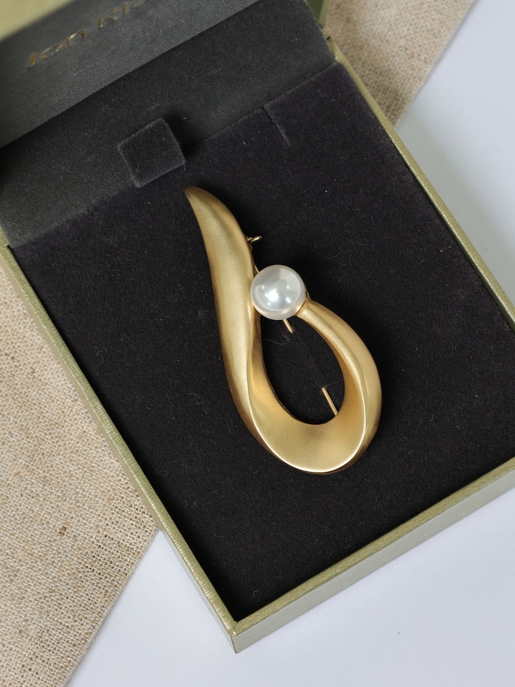 Jon Richard Gold Plated Satin Swirl and Pearl Brooch Gift Box - Image 3 of 3 Jon Richard Gold Plated Satin Swirl and Pearl Brooch Gift Box - Image 3 of 3