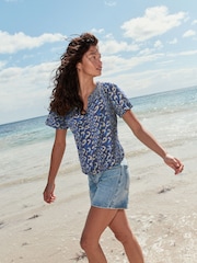 طبعة موجة زرقاء/بيضاء - بلوزة كُم قصير بياقة مدببة وحافة منتفخة مكشكشة - صورة 2 من 7