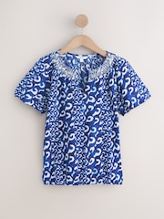 طبعة موجة زرقاء/بيضاء - بلوزة كُم قصير بياقة مدببة وحافة منتفخة مكشكشة - صورة 5 من 7