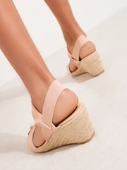 Faux suède nude - Friends Like These sandales espadrilles confortables et décontractées à talon compensé mi-haut élastique. - Image 4 de 5