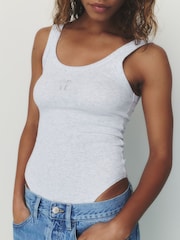 グレー - self.ノースリーブリブ編みスクープネックボディスーツ - 画像 1 / 8